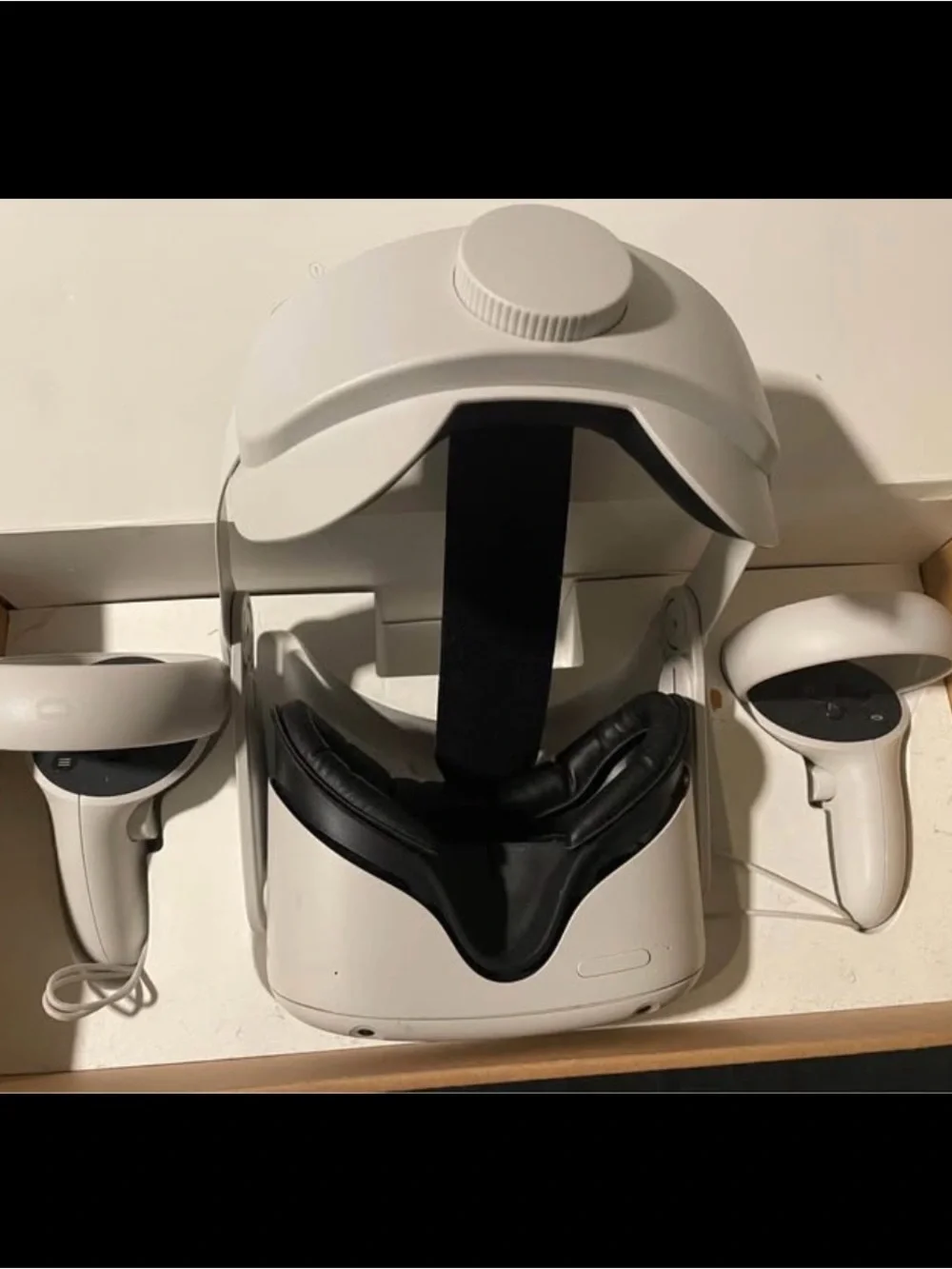Quest 2 White VR Headset with Controllers